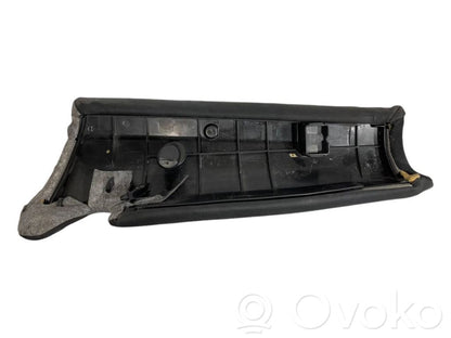 Sānu dekoratīvā apdare pie aizmugurējā sēdekļa (augšdaļa)