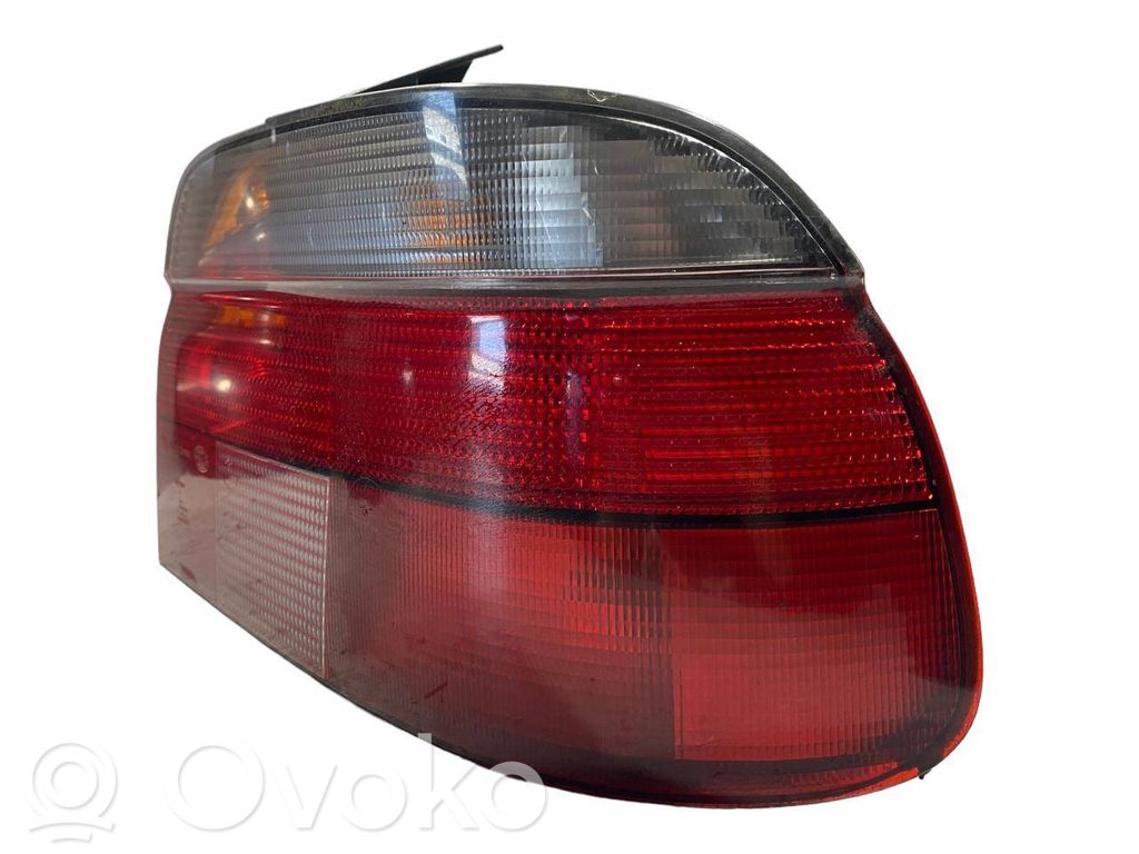 Aizmugurējais lukturis virsbūvē