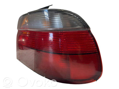 Aizmugurējais lukturis virsbūvē