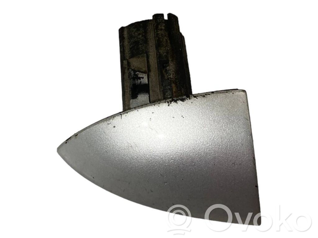 Priekšpusē durvju roktura vāciņš