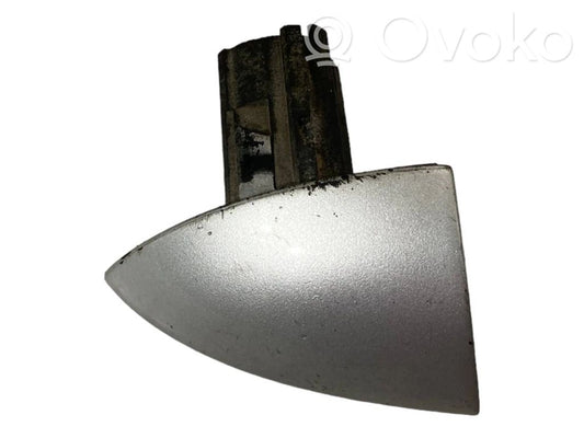 Priekšpusē durvju roktura vāciņš