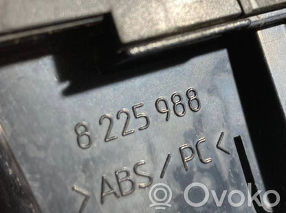 Pelnutrauks (aizmugurē)