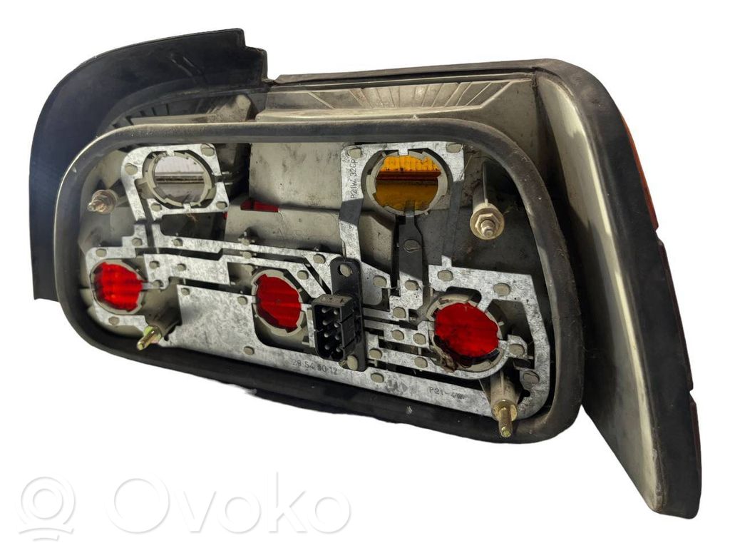 Aizmugurējais lukturis virsbūvē