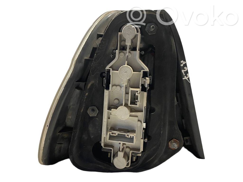 Aizmugurējais lukturis virsbūvē