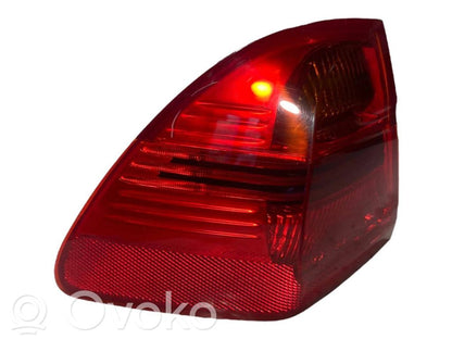 Aizmugurējais lukturis virsbūvē