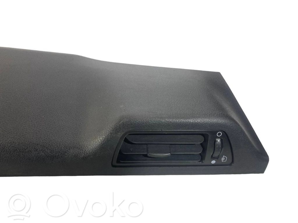 (B) statņa dekoratīvā apdare (apakšdaļa)