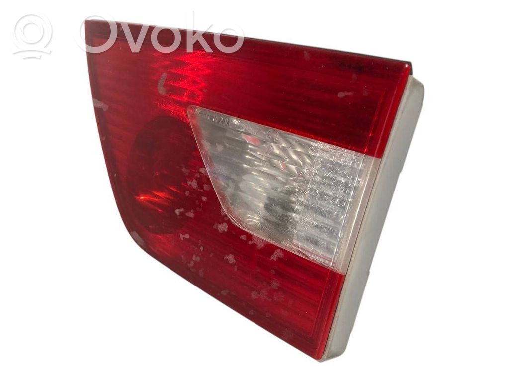 Aizmugurējais lukturis pārsegā