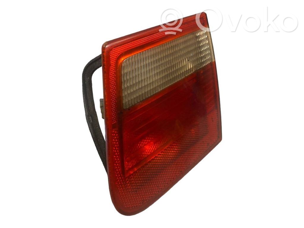 Aizmugurējais lukturis pārsegā