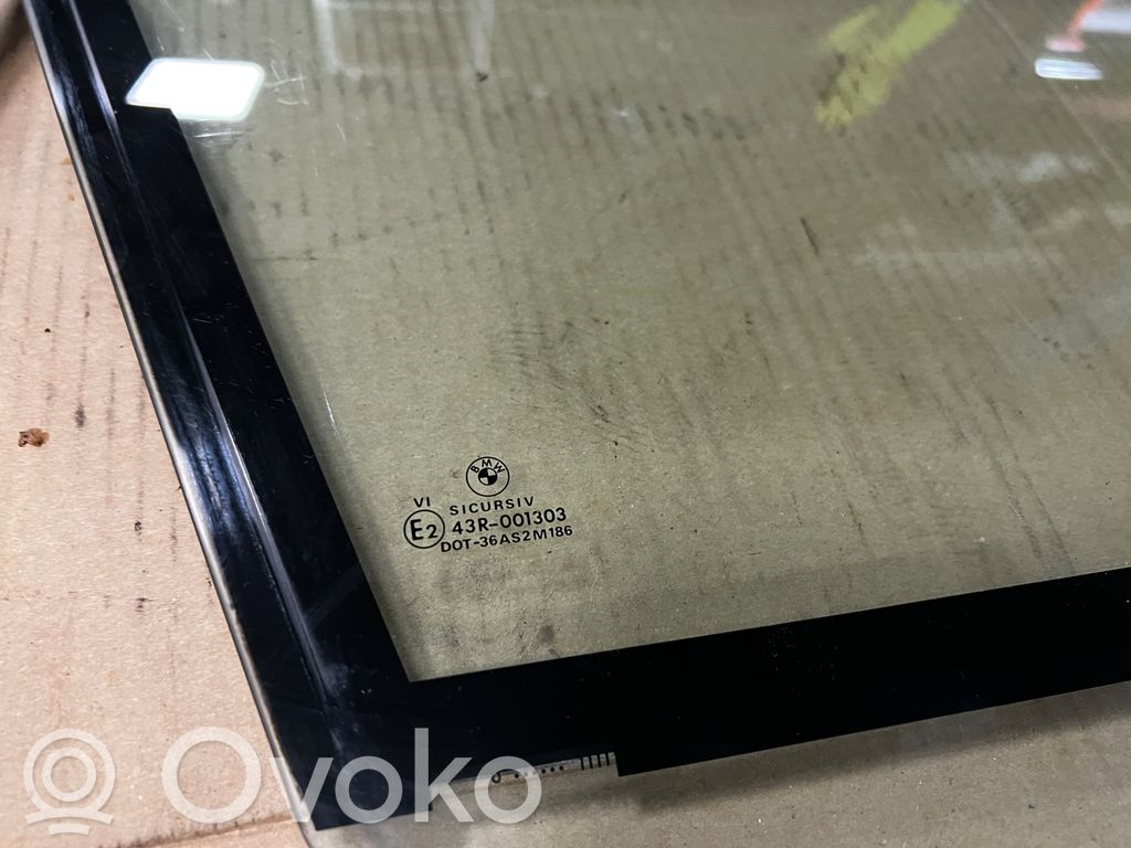 priekšējo durvju stikls (četrdurvju mašīnai)