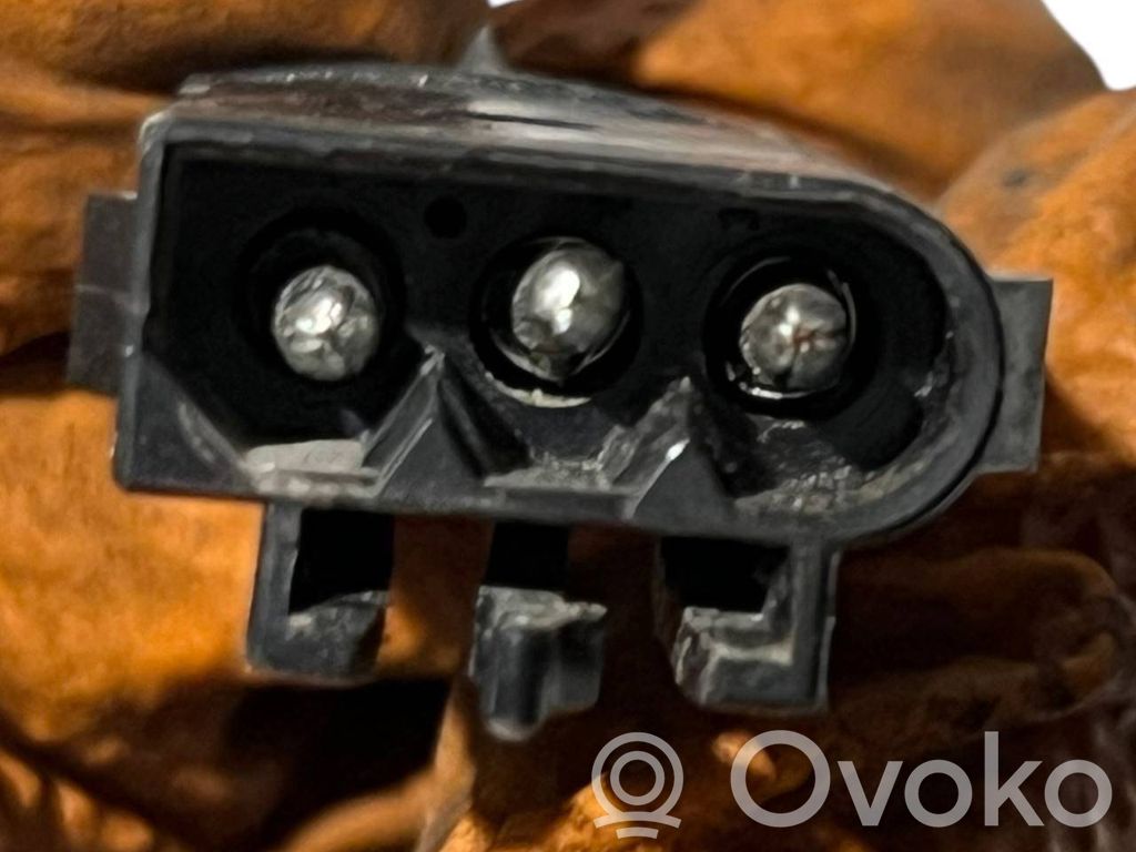 Aizmugurējā pārsega slēdzene