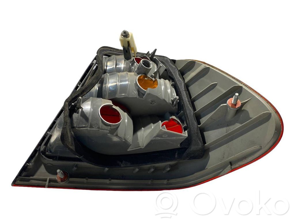 Aizmugurējais lukturis virsbūvē