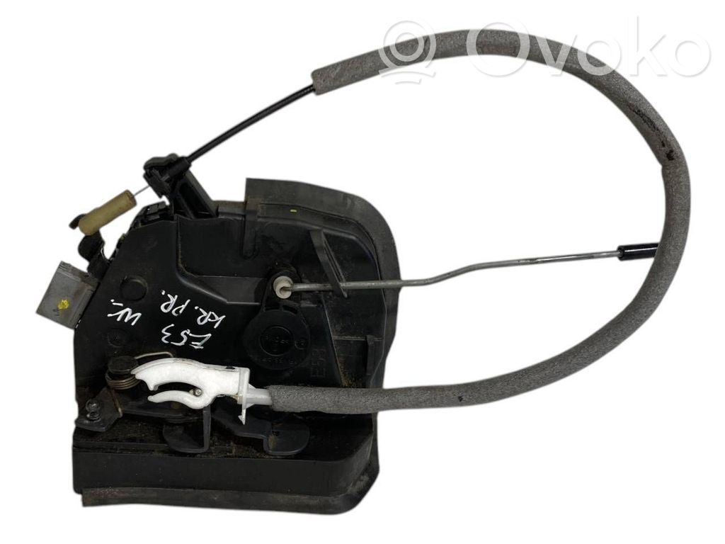 Priekšpusē slēdzene