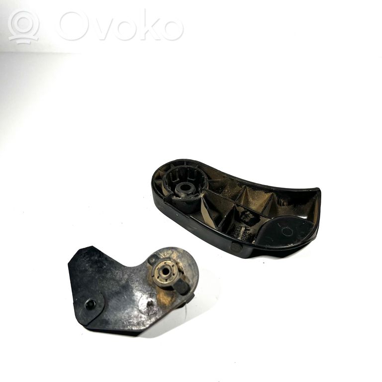 Dzinēja pārsega attaisīšanas rokturītis