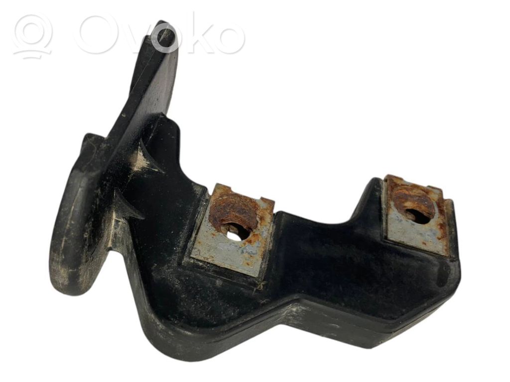 Priekšpusē bampera turētājs