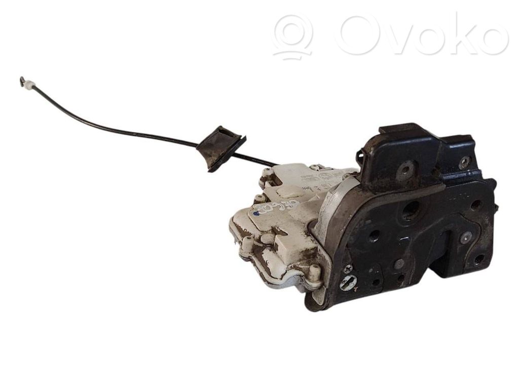 Priekšpusē slēdzene