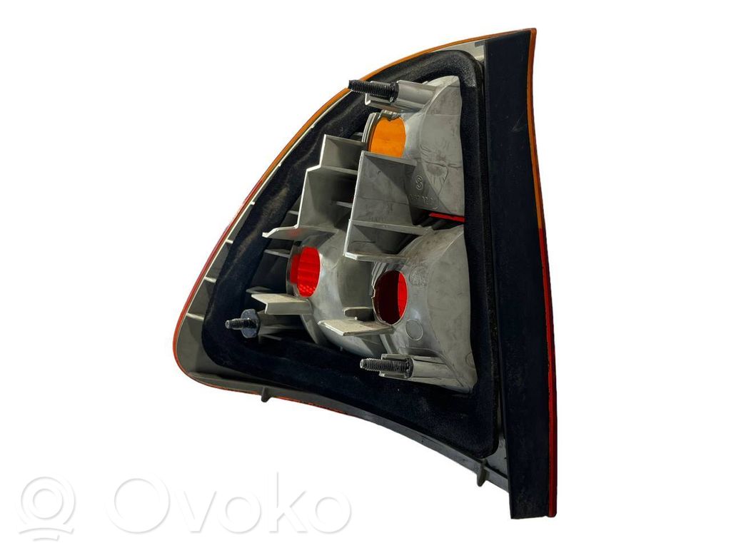 Aizmugurējais lukturis virsbūvē