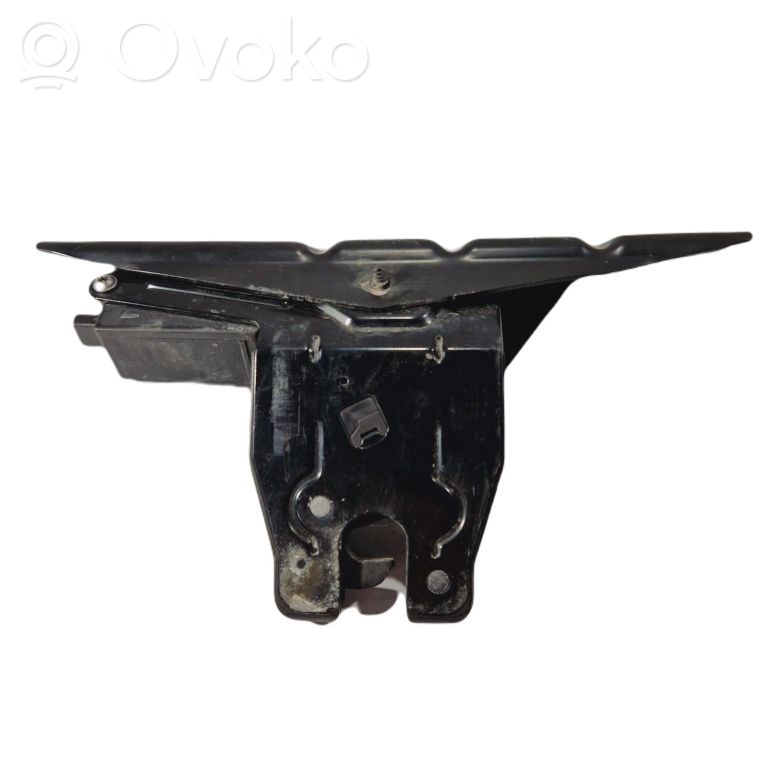 Aizmugurējā pārsega slēdzene