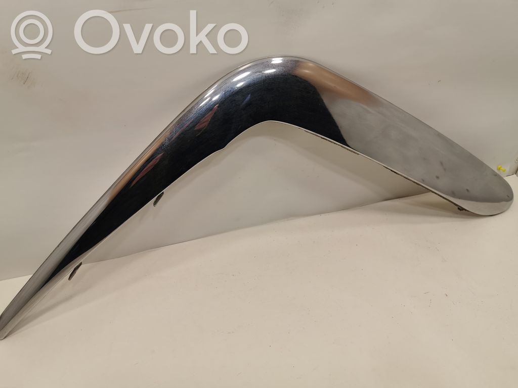 Priekšpusē dekoratīva bampera uzlikas