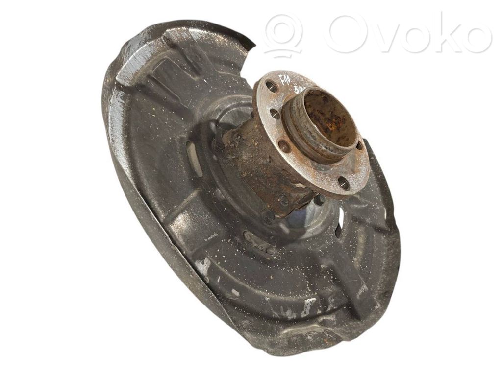 Aizmugurē riteņa rumbas vārpstas šarnīrs (stupica, capfa)