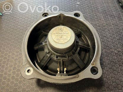 Skaļrunis (-i) aizmugurējā palodzē