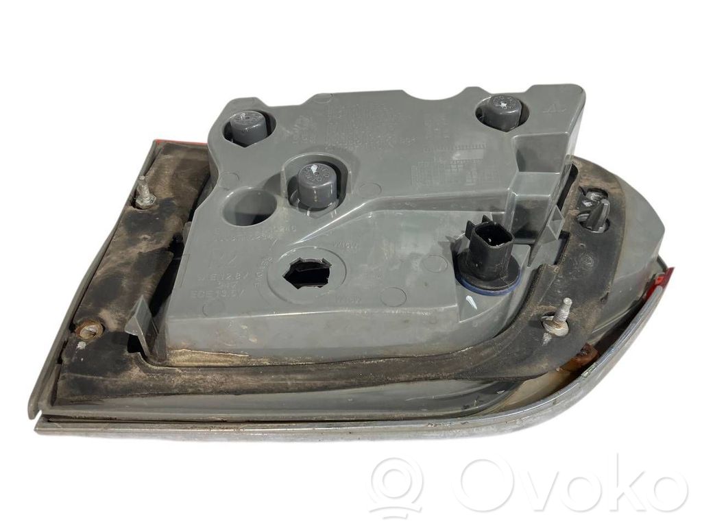 Aizmugurējais lukturis pārsegā