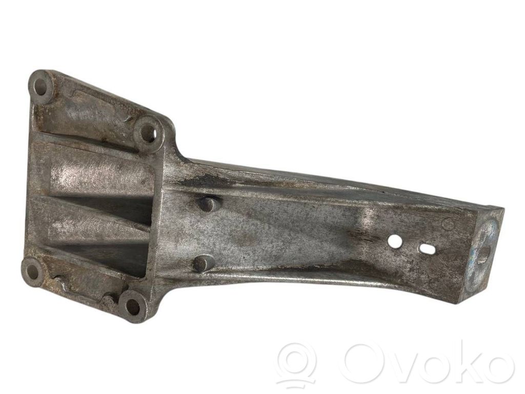 Dzinēja nostiprināšanas stiprinājums-kronšteins