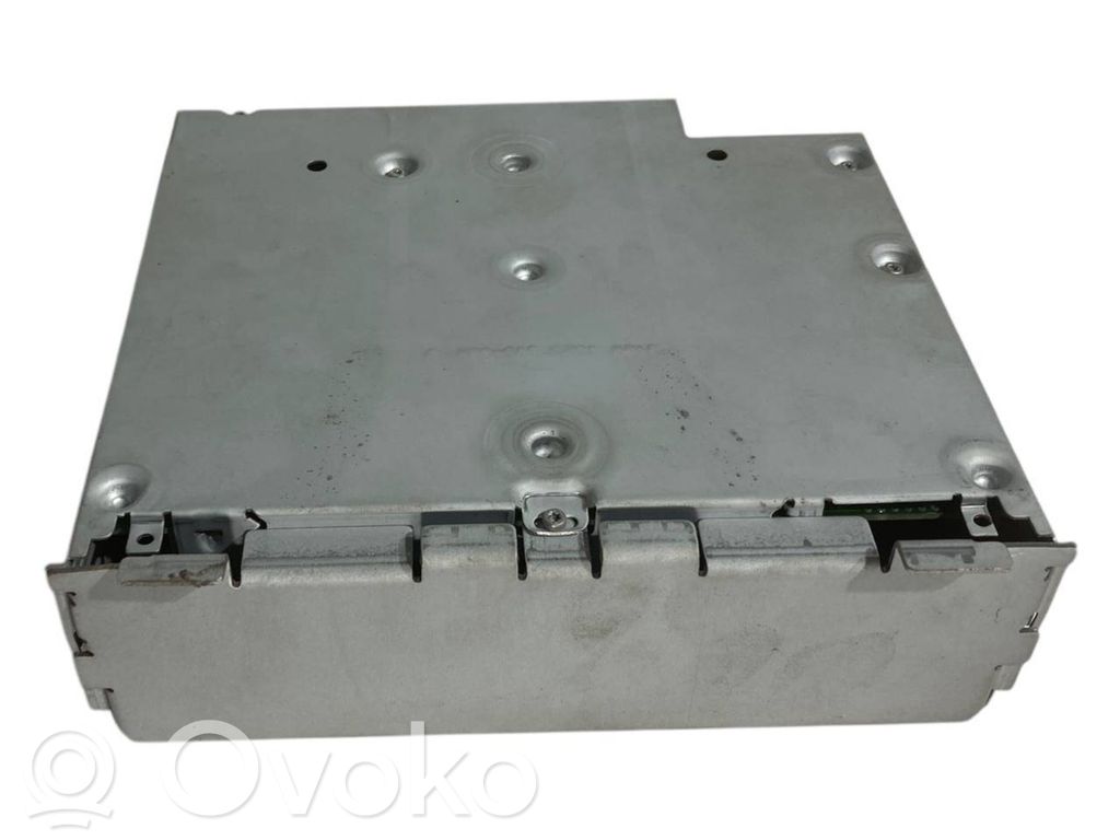 Radio / CD/DVD atskaņotājs / navigācija