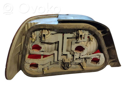 Aizmugurējais lukturis virsbūvē