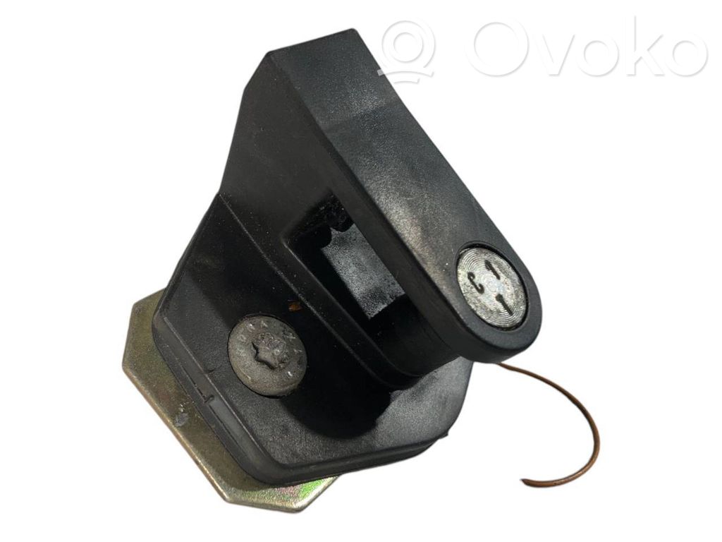 Priekšpusē slēdzenes cilpa