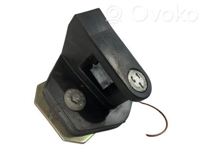 Priekšpusē slēdzenes cilpa