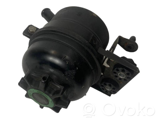 Stūres pastiprinātāja šķidruma tvertne