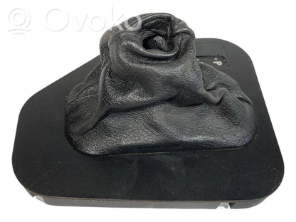 Ātrumu pārslēgšanas sviras dekoratīvā apdare (plastmasas)