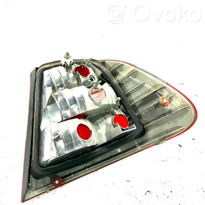 Aizmugurējais lukturis virsbūvē