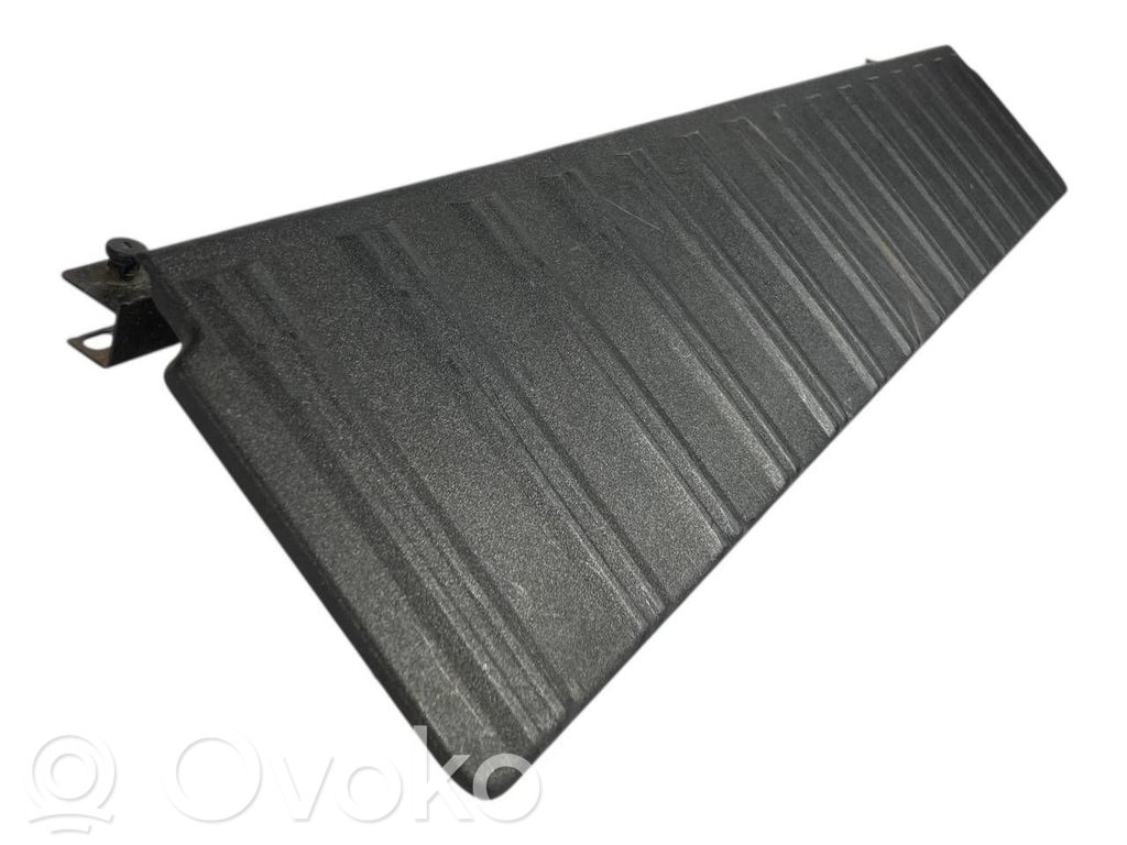 Bagāžnieka sānu apakšējās apdares panelis