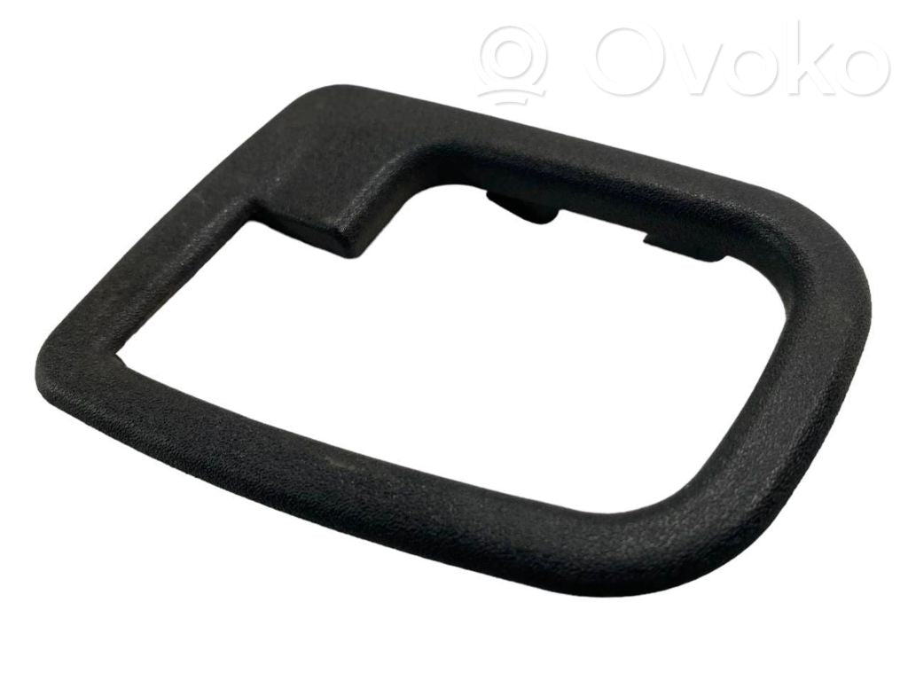 Priekšpusē durvju roktura vāciņš