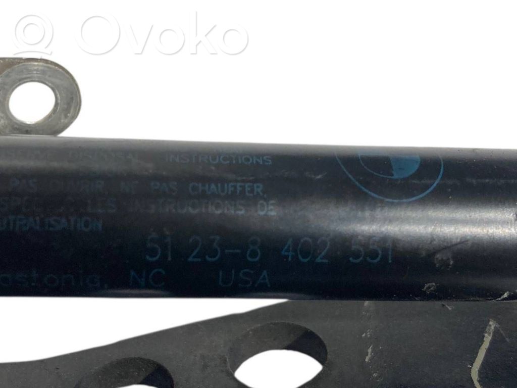 Dzinēja pārsega eņģe (-es)