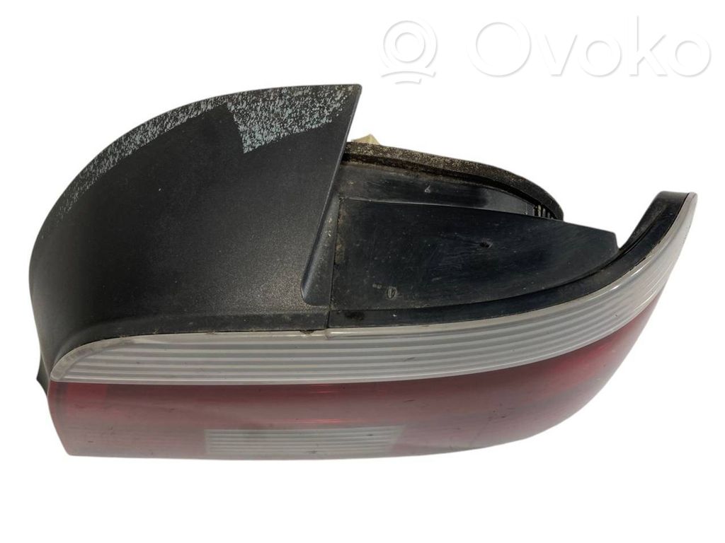 Aizmugurējais lukturis virsbūvē