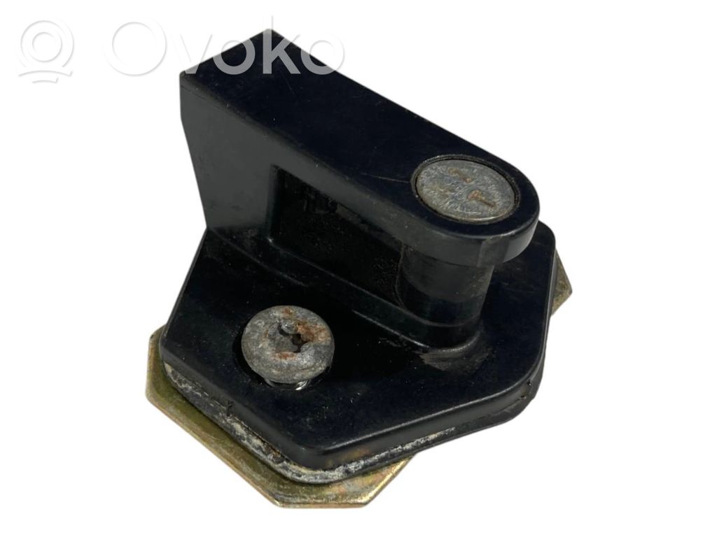 Priekšpusē slēdzenes cilpa