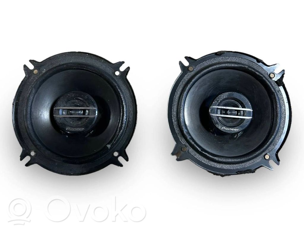 Skaļrunis (-i) priekšējās durvīs