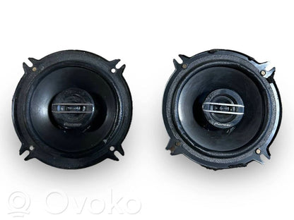 Skaļrunis (-i) priekšējās durvīs