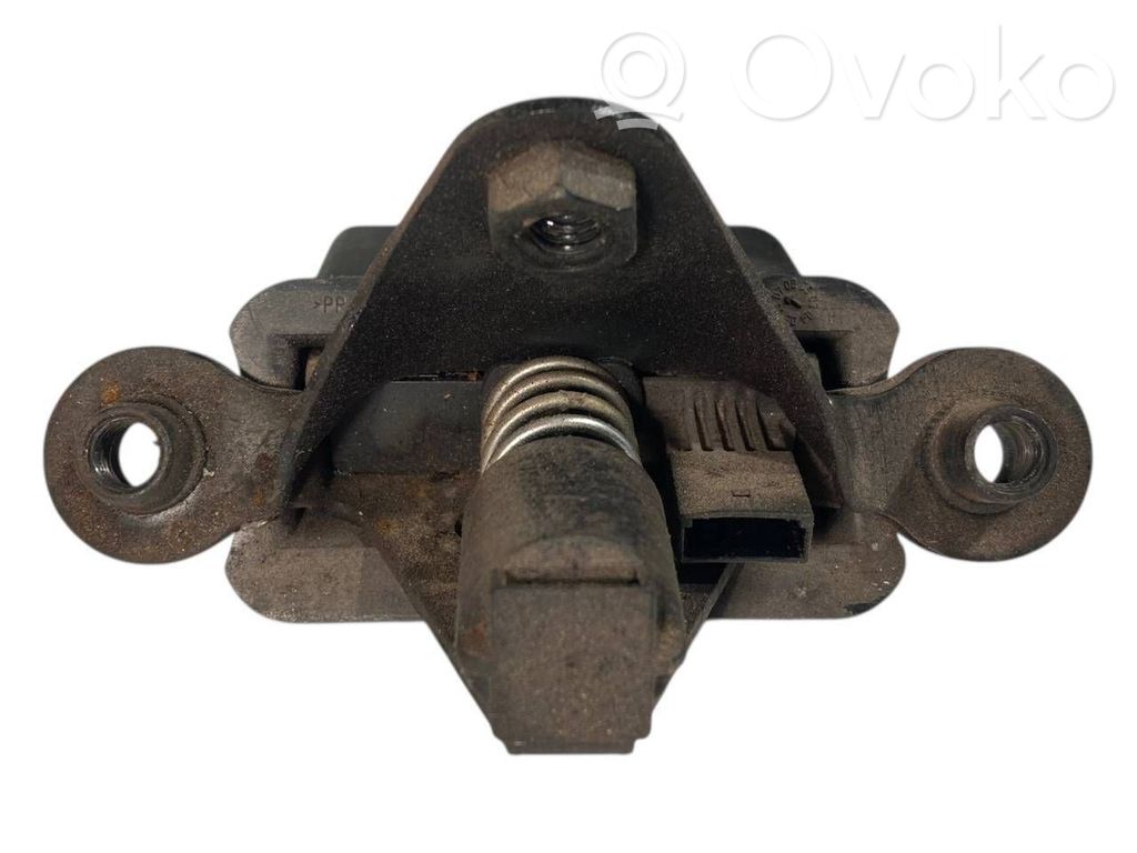 Aizmugurējā pārsega slēdzene