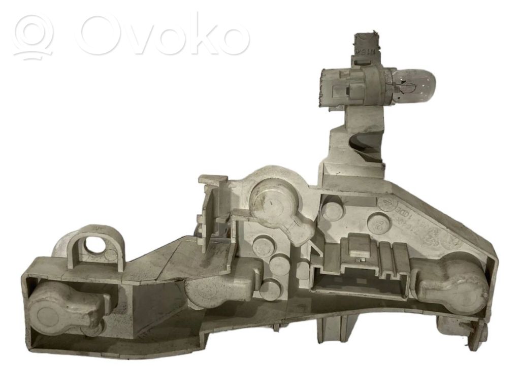 Aizmugures spuldzes vāka turētājs