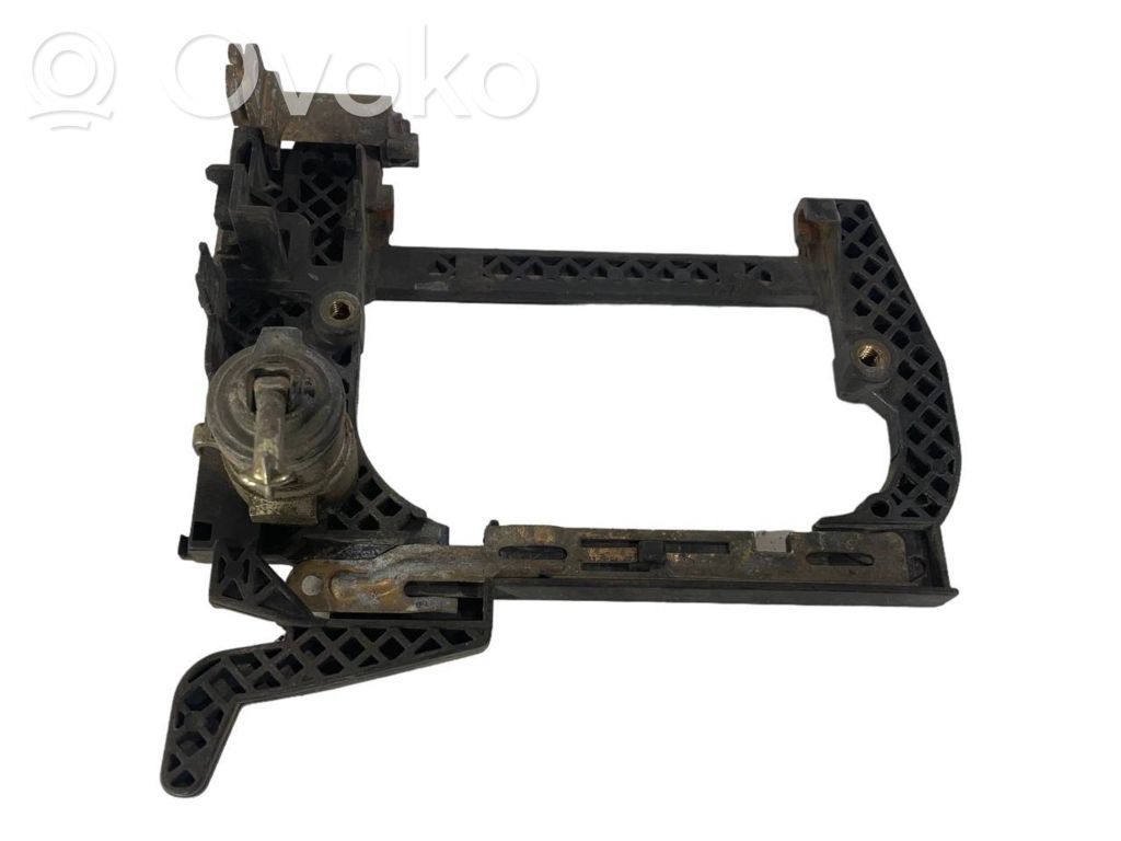 Holder/bracket for external opening handle at the front