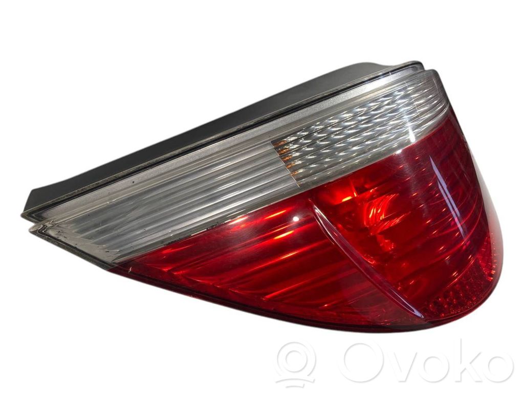 Aizmugurējais lukturis virsbūvē