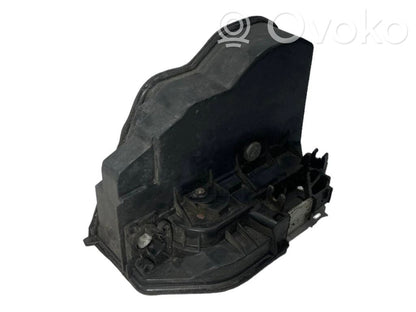 Priekšpusē slēdzene