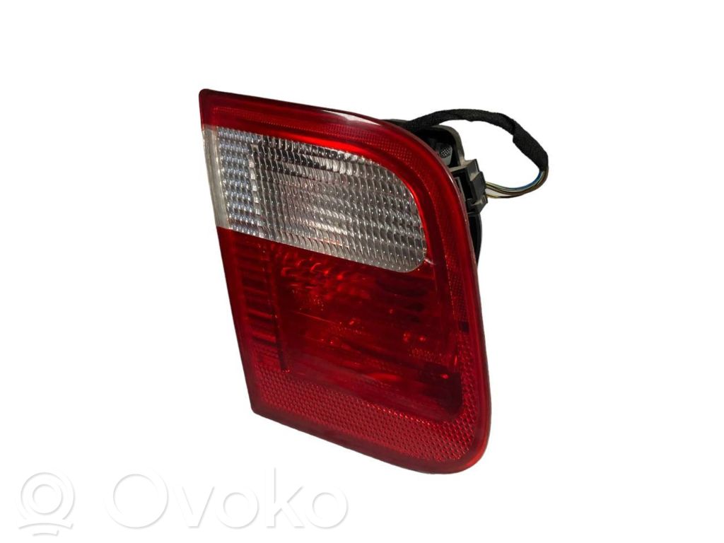 Aizmugurējais lukturis pārsegā