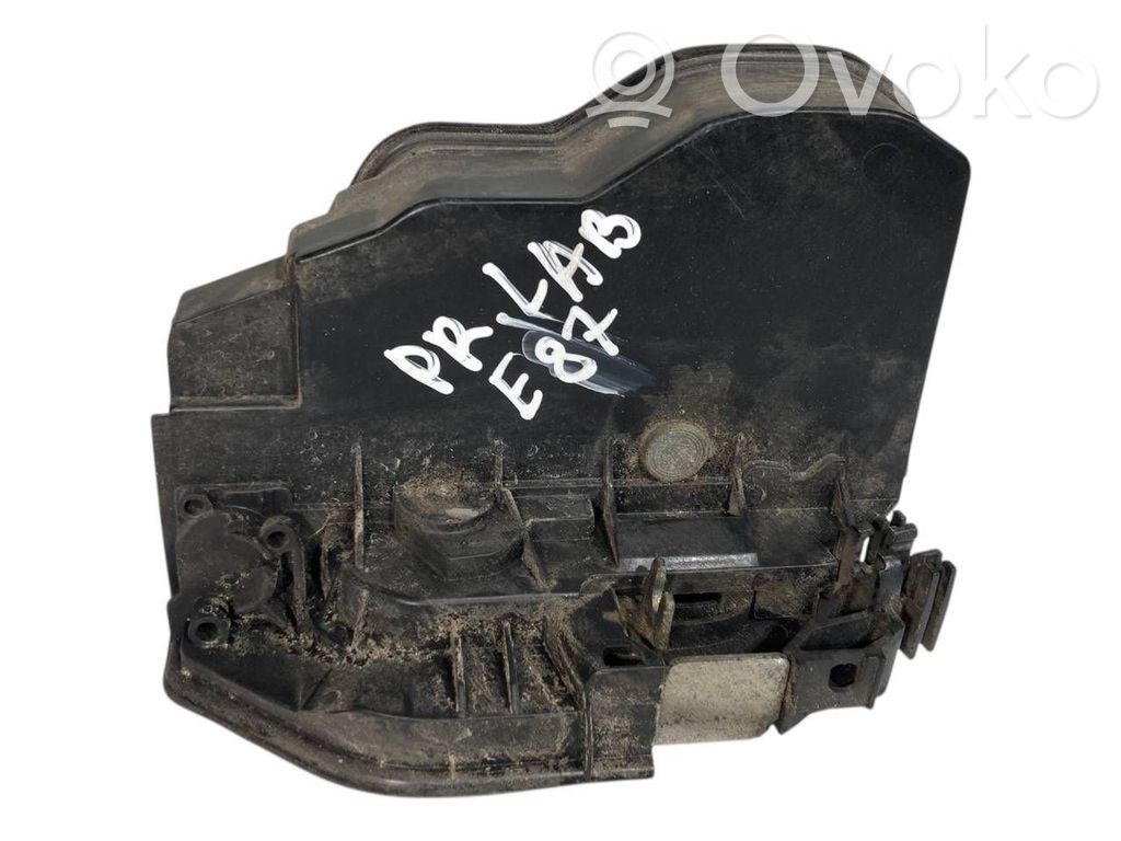 Priekšpusē slēdzene