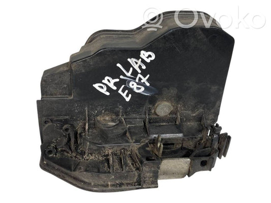 Priekšpusē slēdzene