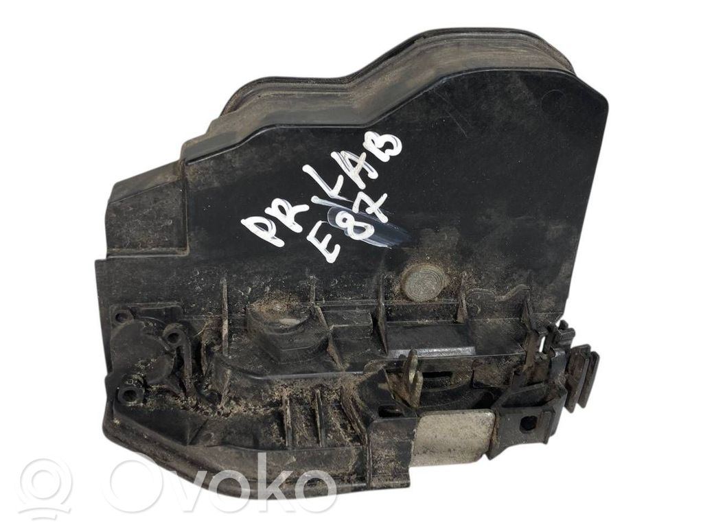 Priekšpusē slēdzene