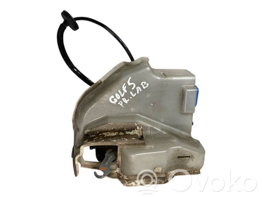 Priekšpusē slēdzene